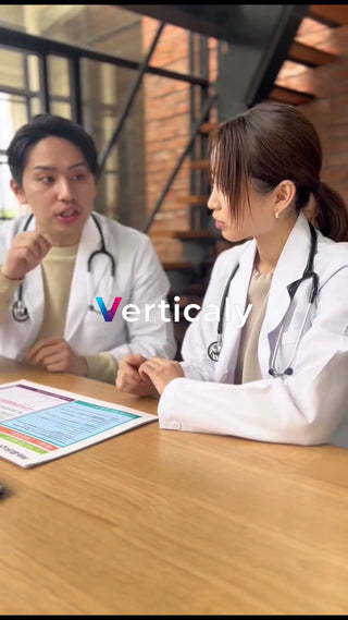 医師たちの真剣な打ち合わせ