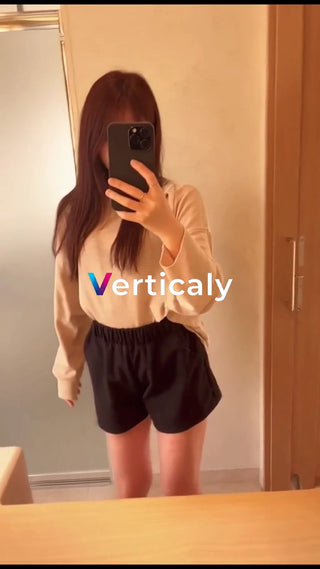 鏡の前で自撮りする女性