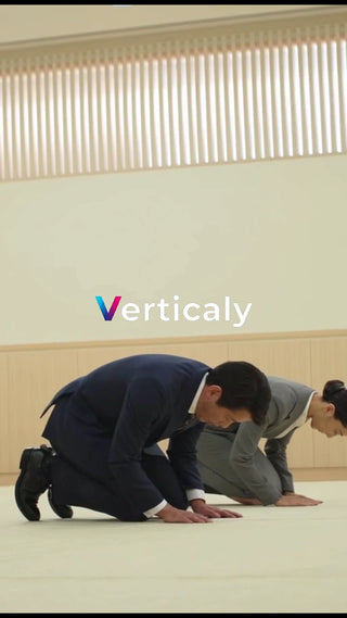 お辞儀をするビジネスマン