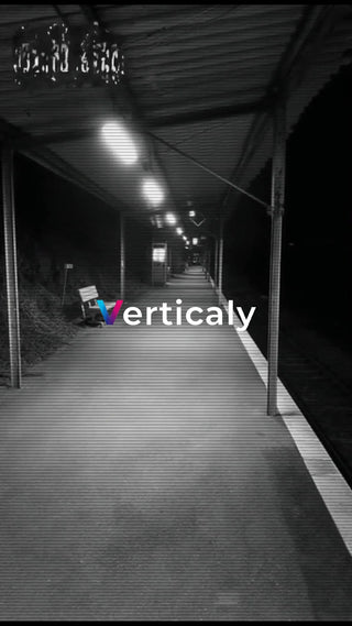 夜の駅、静寂と光