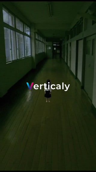 校舎の廊下を歩く少女