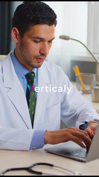 医師、PCで作業する