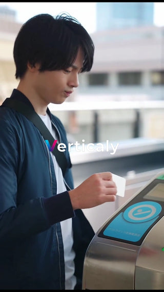 駅の改札、カードをかざす