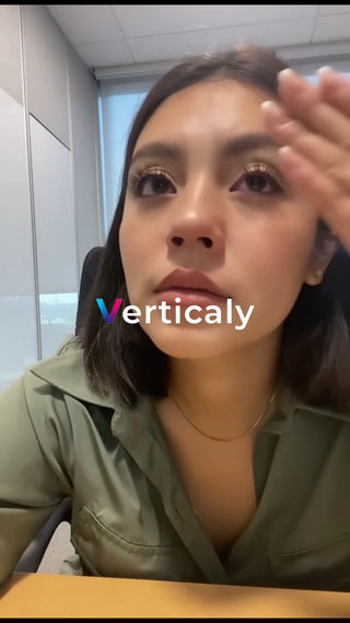 メイク中の女性、優雅な時間