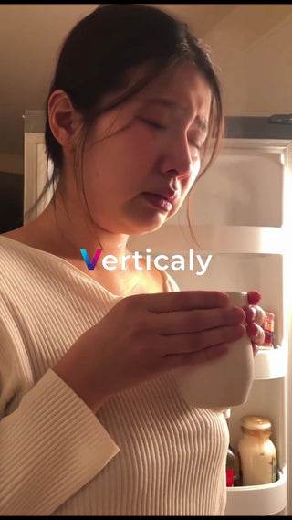 悩みながら飲む温かい飲み物