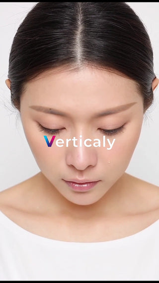 涙を流す女性、横顔