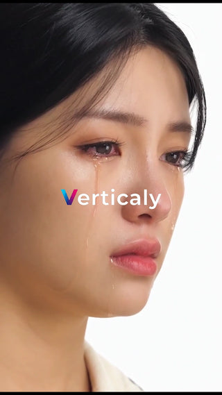 涙を流す女性、横顔