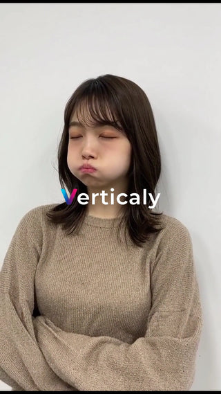 頬を膨らませる女性