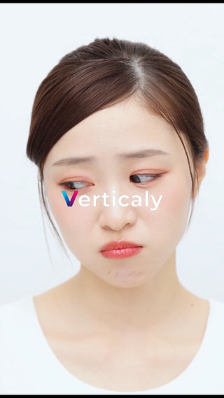 困惑顔の女性、メイク直し