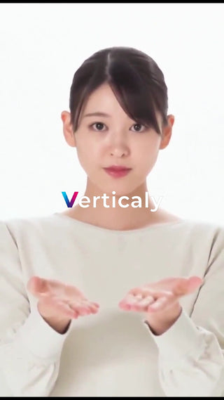 女性が両手で何かを表現