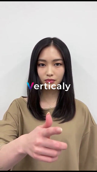 指差しポーズ、カジュアルな女性