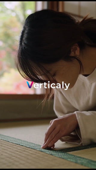 畳の上で作業する女性