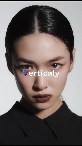 クールな女性、挑発的な眼差し