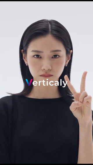 ピースサインの女性