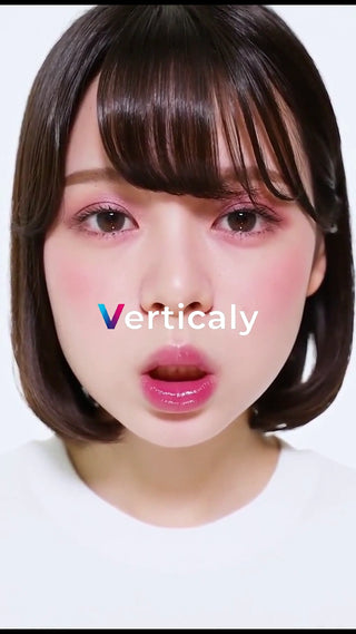 ピンクメイクの女性、視線