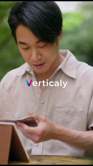 本を読む男性、穏やかな午後