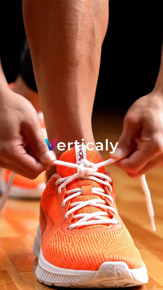 靴紐を結ぶ、オレンジ色の靴