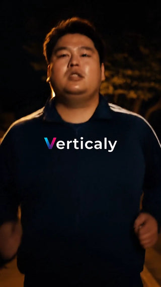 夜の街を走る男性