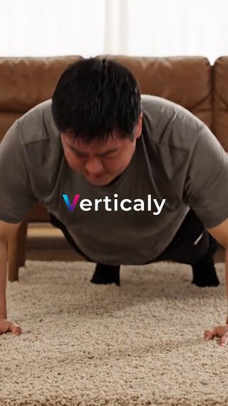 懸命にプッシュアップする男性