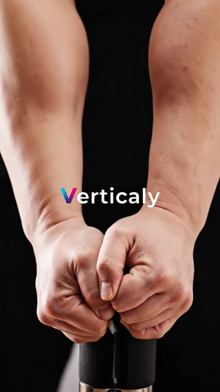 両手で何かを掴む