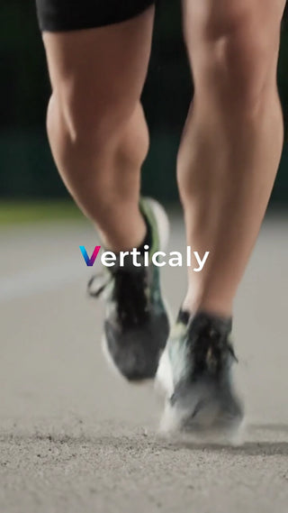 力強く走るアスリート