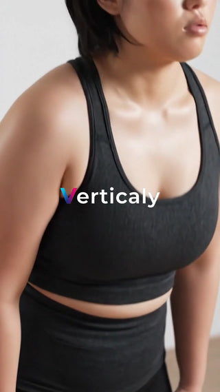 黒トップス姿の女性