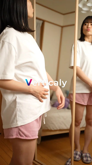 鏡に映る女性、ピンクの夏