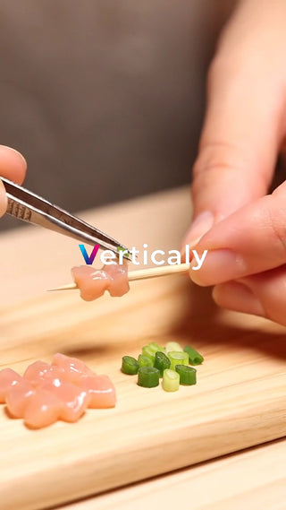 串に刺す鶏肉とネギ