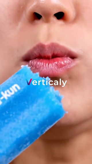 青いアイスを食べる