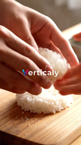 おにぎりを優しく握る