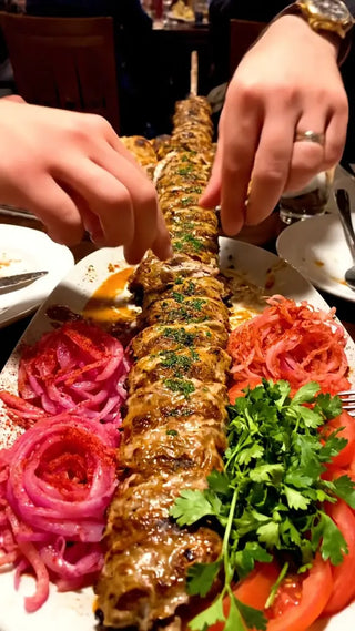 串焼きを切り分ける、食事風景