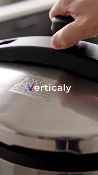 圧力鍋の蓋を閉める