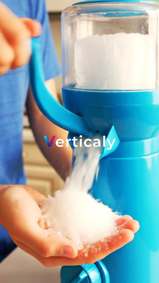 雪を削る、夏の雪遊び