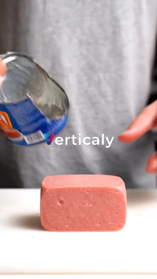 スパムの缶を開ける瞬間