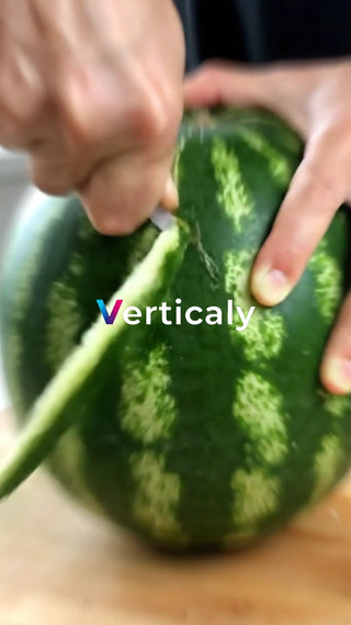 スイカの皮を剥く