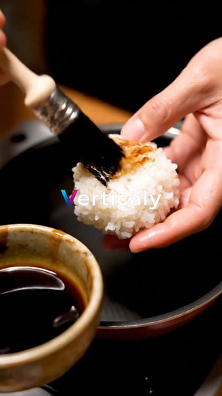 ご飯に醤油を塗る