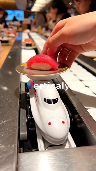 寿司を運ぶ新幹線