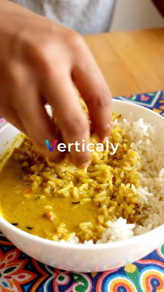 カレーを食べる、手元