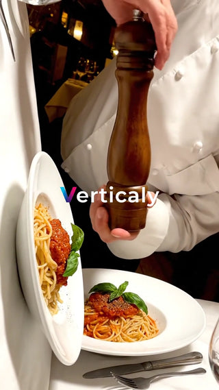 料理に黒胡椒を振る