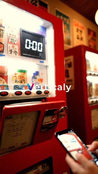 スマホを操作する女性