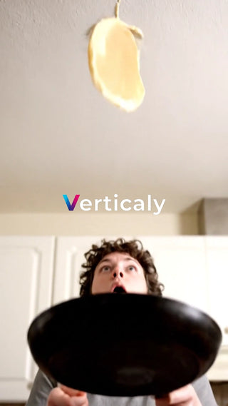 パンケーキを投げる男性