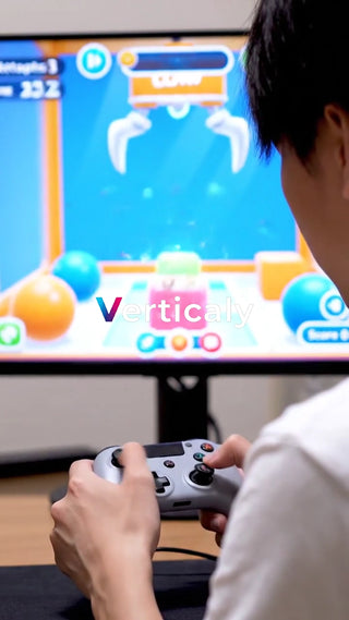 ゲームコントローラー、操作する手元