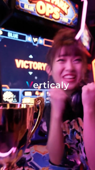 勝利を喜ぶ女性