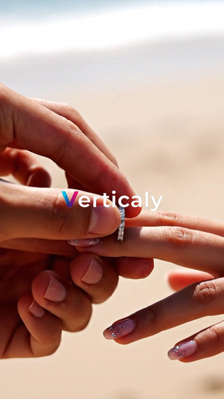 指輪をはめる瞬間