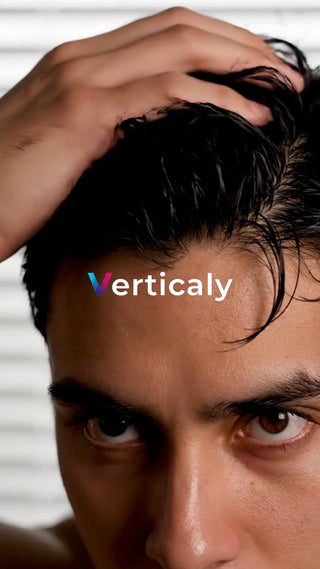 ヘアケア、髪を触る男性