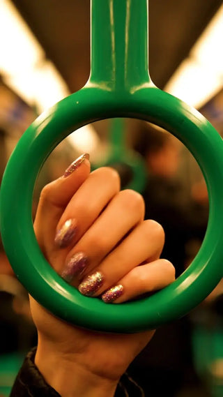 ネイルのお洒落、キラキラ輝く