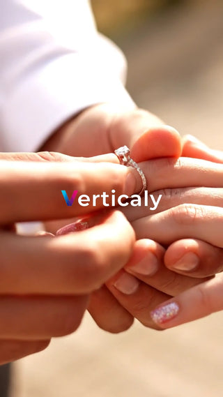 婚約指輪をはめる瞬間