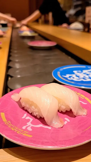 寿司屋のカウンター、笑顔のひととき