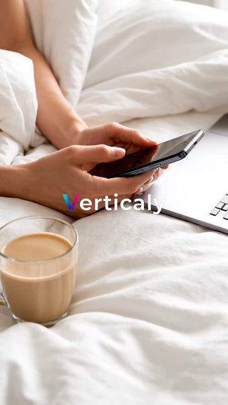 ベッドでスマホ、穏やかな朝