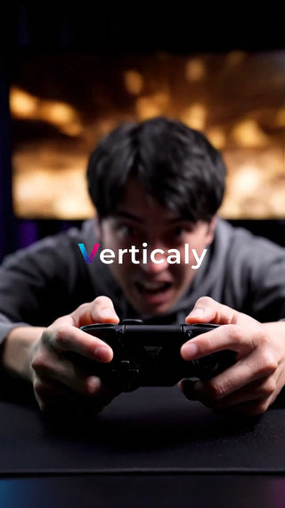 ゲームに熱中する男性